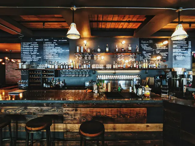 Bar i varme brune toner med flasker og hengelamper